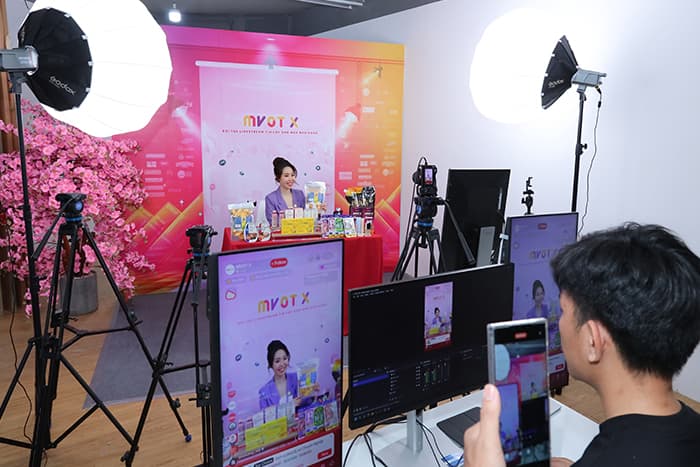 Phiên livestream tại studio