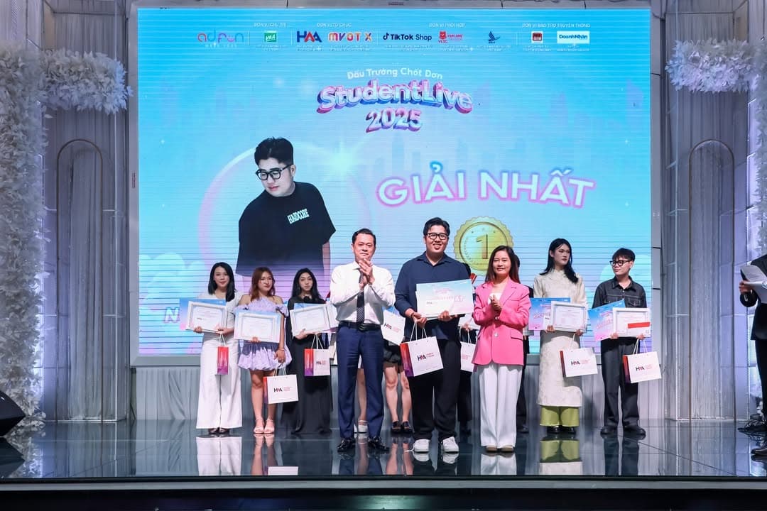 🎉 NHỮNG KHOẢNH KHẮC ĐÁNG NHỚ TẠI LỄ TRAO GIẢI “ĐẤU TRƯỜNG CHỐT ĐƠN - STUDENT LIVE 2025” 🎉