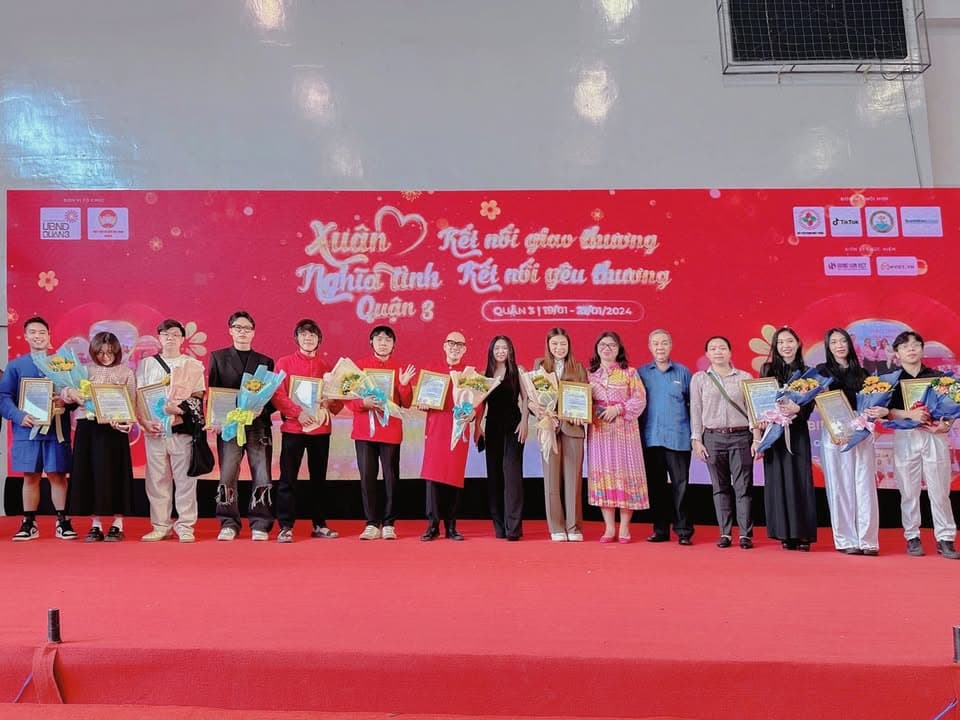 Bà Phạm Thị Thúy Hằng tuyên dương các đại sứ KOLs và KOCs đã hỗ trợ và đồng hành cùng hoạt động cộng đồng cho sự kiện Xuân Nghĩa Tình 2024.
