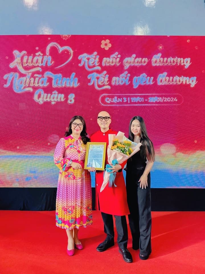 Bà Phạm Thị Thúy Hằng tuyên dương các đại sứ KOLs và KOCs đã hỗ trợ và đồng hành cùng hoạt động cộng đồng cho sự kiện Xuân Nghĩa Tình 2024.