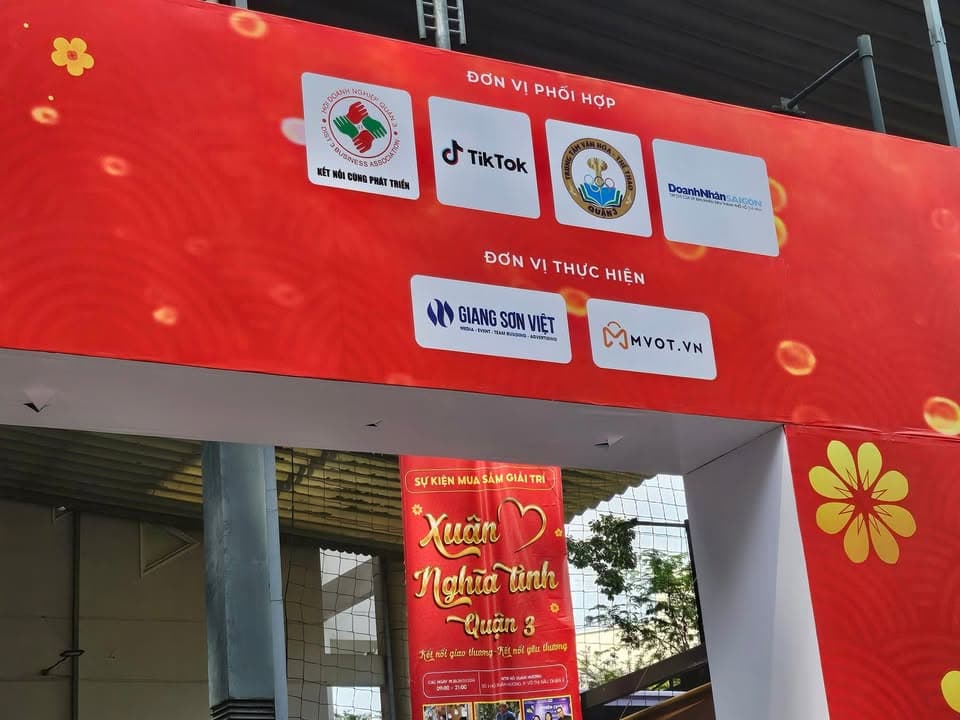 Chương trình Xuân Nghĩa Tình được tổ chức bởi UBND Quận 3 và Đơn vị đồng hành Tiktok và MVOT được đầu tư và chuẩn bị chu đáo.