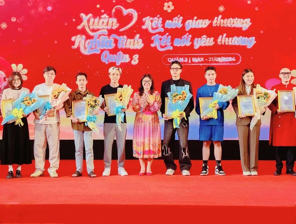Bà Phạm Thị Thúy Hằng tuyên dương các đại sứ KOLs và KOCs đã hỗ trợ và đồng hành cùng hoạt động cộng đồng cho sự kiện Xuân Nghĩa Tình 2024.