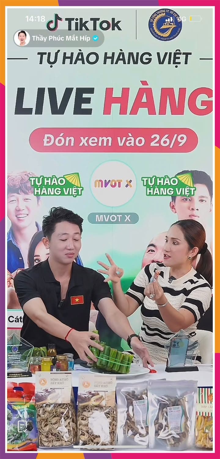 🛍️ Ghé thăm phiên live của Thầy Phúc Mắt Híp và chị Tường để khám phá những sản phẩm vùng miền từ những thương hiệu uy tín như GUMI, Ba Khía Đầm Dơi, Đại Long, Đảo Hải Sản, Nước Mắm Tĩn, ShumaFood...