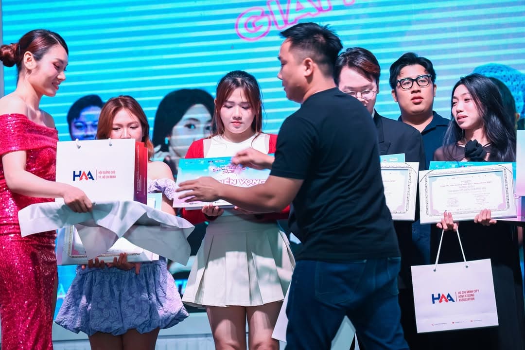 🎉 NHỮNG KHOẢNH KHẮC ĐÁNG NHỚ TẠI LỄ TRAO GIẢI “ĐẤU TRƯỜNG CHỐT ĐƠN - STUDENT LIVE 2025” 🎉
