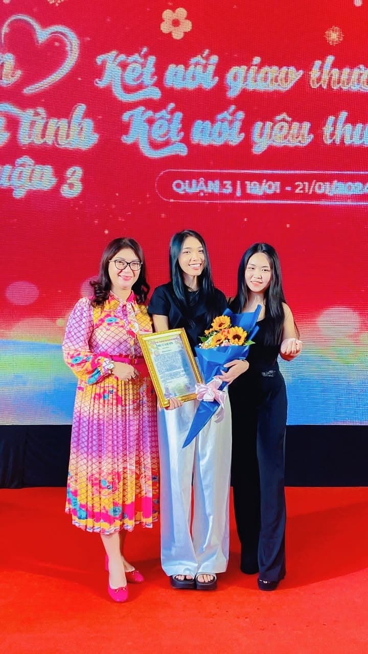 Bà Phạm Thị Thúy Hằng tuyên dương các đại sứ KOLs và KOCs đã hỗ trợ và đồng hành cùng hoạt động cộng đồng cho sự kiện Xuân Nghĩa Tình 2024.