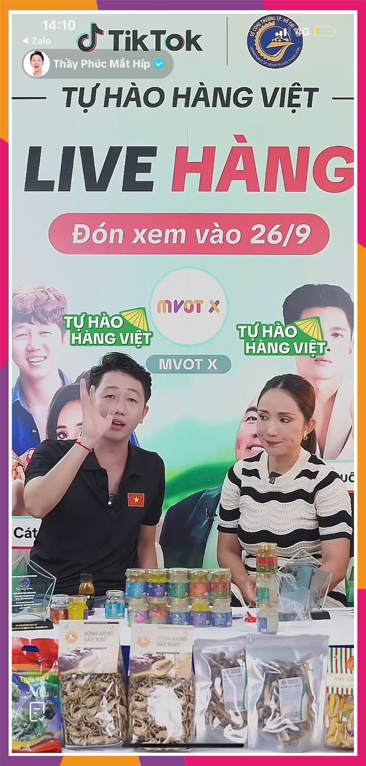 🛍️ Ghé thăm phiên live của Thầy Phúc Mắt Híp và chị Tường để khám phá những sản phẩm vùng miền từ những thương hiệu uy tín như GUMI, Ba Khía Đầm Dơi, Đại Long, Đảo Hải Sản, Nước Mắm Tĩn, ShumaFood...