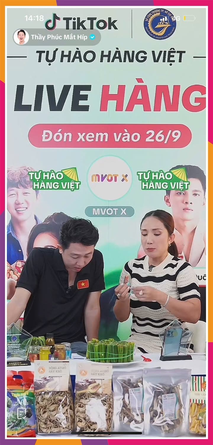 🛍️ Ghé thăm phiên live của Thầy Phúc Mắt Híp và chị Tường để khám phá những sản phẩm vùng miền từ những thương hiệu uy tín như GUMI, Ba Khía Đầm Dơi, Đại Long, Đảo Hải Sản, Nước Mắm Tĩn, ShumaFood...