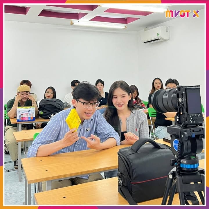Mẹ hỏi: Sao mấy nay siêng đi học đào tạo Livestream ở MVOT X vậy ?