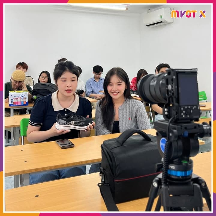 Mẹ hỏi: Sao mấy nay siêng đi học đào tạo Livestream ở MVOT X vậy ?