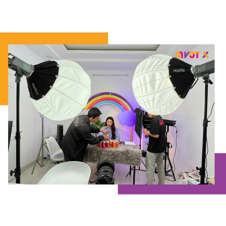 ⚡ GHÉ THĂM “NHÀ MÁY NGÀN ĐƠN” - HỆ THỐNG STUDIO GIÚP CÁC SELLER CỦA MVOT X ĐÓN "BÃO ĐƠN" MỖI NGÀY THÔNG QUA DỊCH VỤ LIVESTREAM