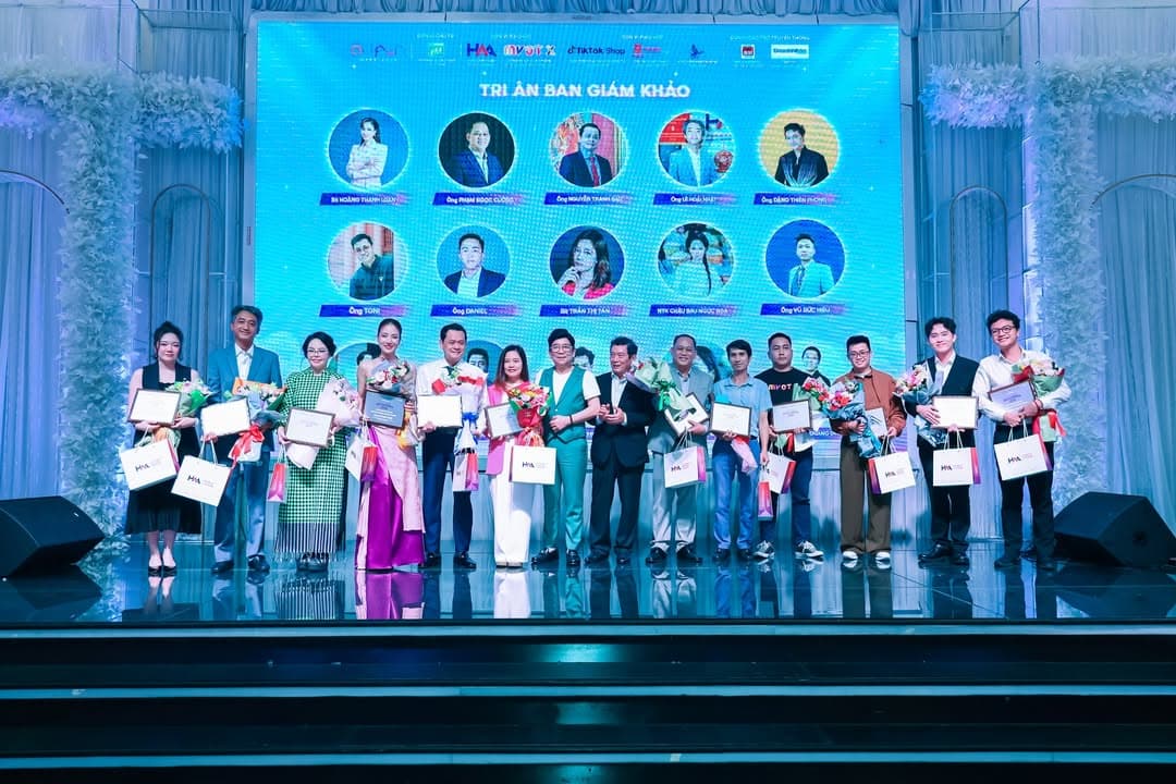 🎉 NHỮNG KHOẢNH KHẮC ĐÁNG NHỚ TẠI LỄ TRAO GIẢI “ĐẤU TRƯỜNG CHỐT ĐƠN - STUDENT LIVE 2025” 🎉