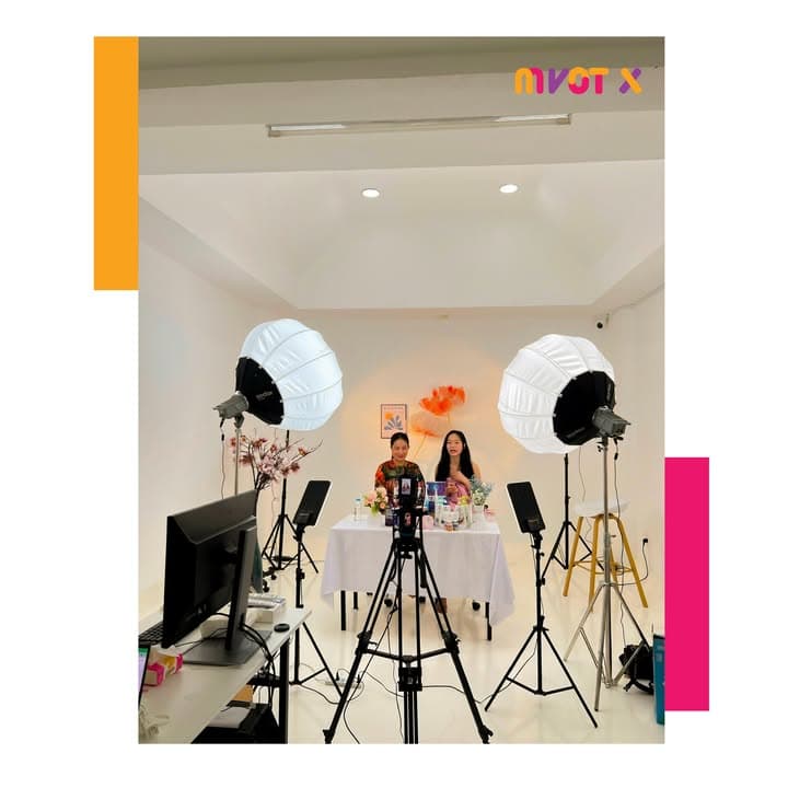 ⚡ GHÉ THĂM “NHÀ MÁY NGÀN ĐƠN” - HỆ THỐNG STUDIO GIÚP CÁC SELLER CỦA MVOT X ĐÓN "BÃO ĐƠN" MỖI NGÀY THÔNG QUA DỊCH VỤ LIVESTREAM