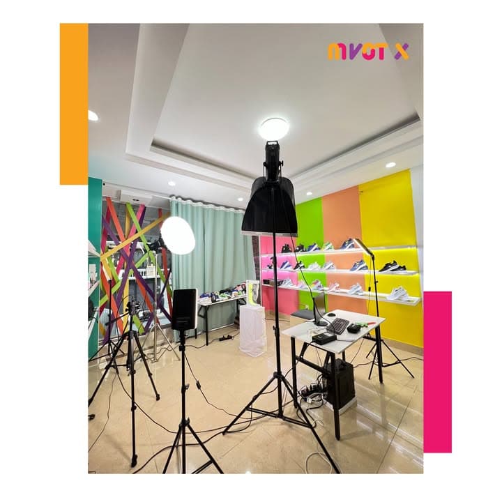 ⚡ GHÉ THĂM “NHÀ MÁY NGÀN ĐƠN” - HỆ THỐNG STUDIO GIÚP CÁC SELLER CỦA MVOT X ĐÓN "BÃO ĐƠN" MỖI NGÀY THÔNG QUA DỊCH VỤ LIVESTREAM