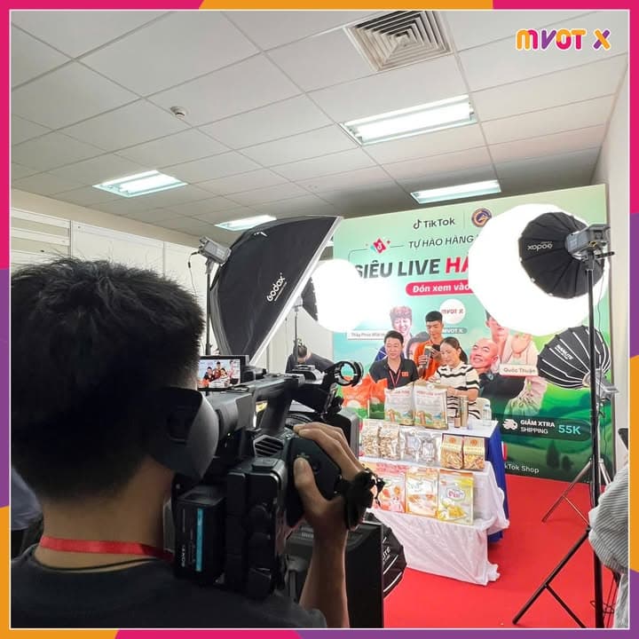 BẬT MÍ NHỮNG HÌNH ẢNH HẬU TRƯỜNG NGAY LÚC NÀY TẠI MEGA LIVESTREAM "TỰ HÀO HÀNG VIỆT"