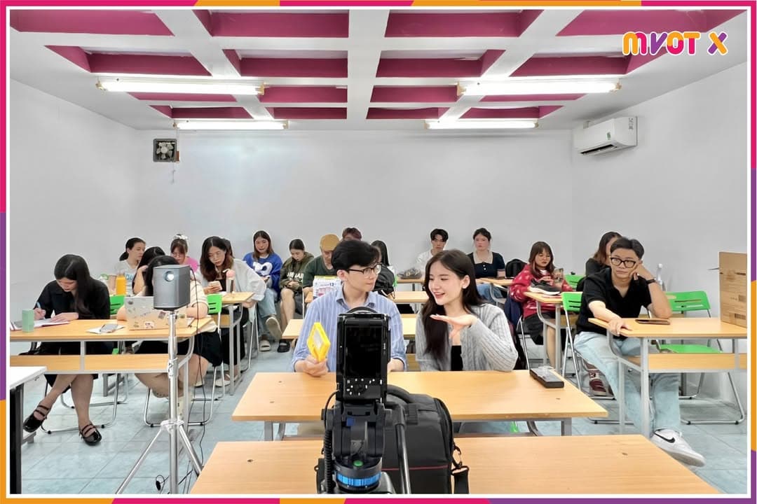 Mẹ hỏi: Sao mấy nay siêng đi học đào tạo Livestream ở MVOT X vậy ?